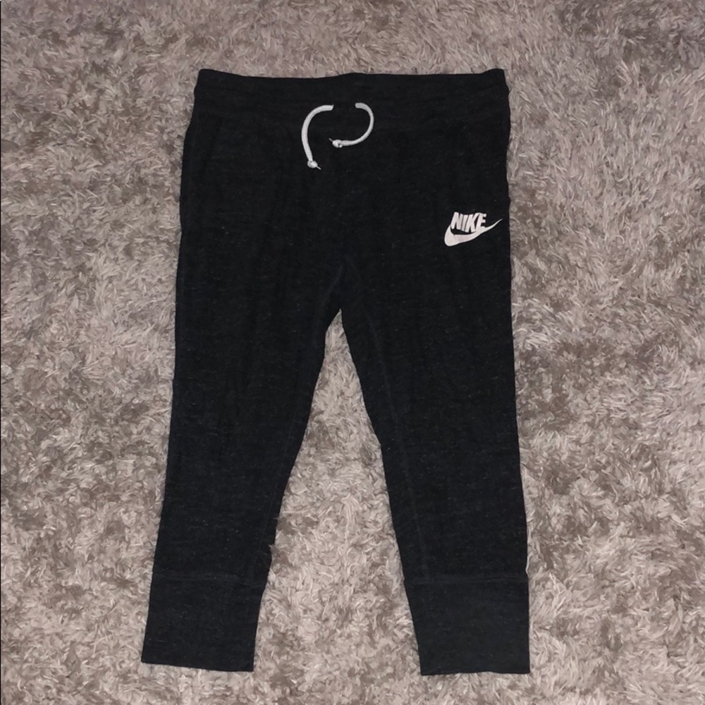 Cropped Nike charcoal joggers